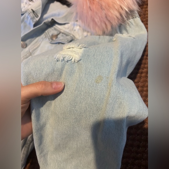 Distressed Denim Jacket w Faux Fur collar - Picture 15 of 16
